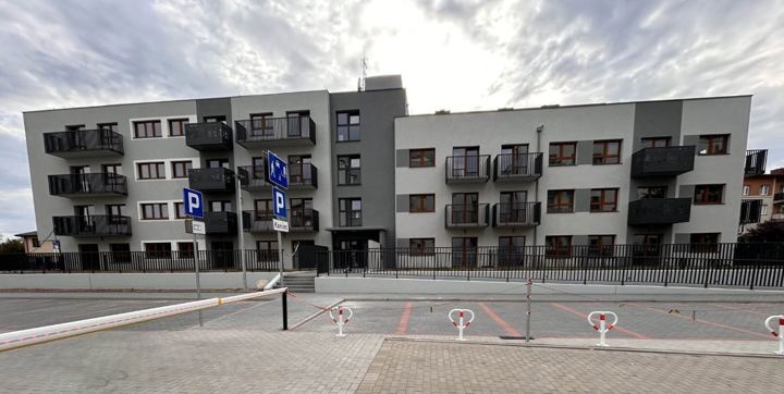 Budynek z parkingiem