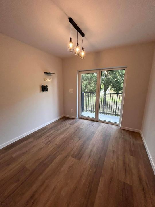 Pokój z wyjściem na balkon
