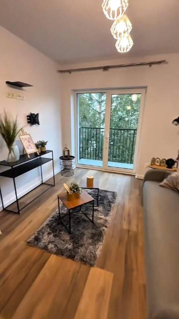 Rolka: salon z balkonem